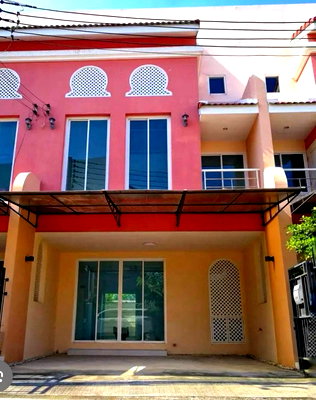 Townhouses for rent Burapha University : 3-story townhome for rent in Villa Maroc Bangsaen project.