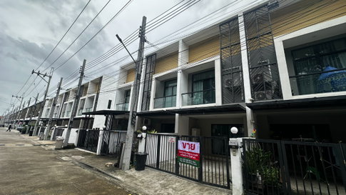 ขายทาวน์โฮม เมอริท เพลส ดอนเมือง 2 ชั้น (2 ห้องนอน 2 ห้องน้ำ) 19.8 ตร.วา แถมเฟอร์เครื่องใช้ไฟฟ้าครบ สนใจทัก Line:siriwong.in ตอบไวมาก