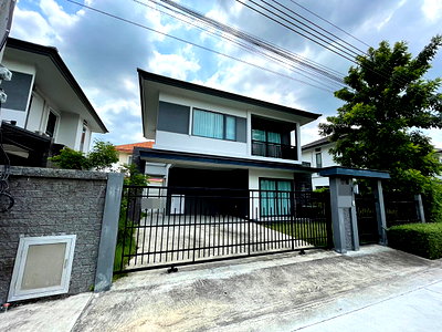 Houses for rent เทสโก้โลตัส บางพลี : For Rent Grand Britania Bangna KM.12 