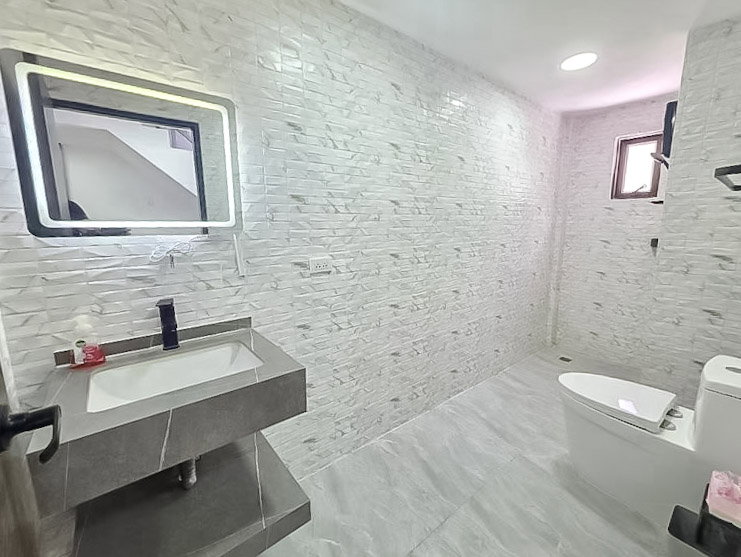 รูป Stylish 3 Storey Townhouse for Sale Thappraya 3 Bedrooms - รูปที่ 9/11