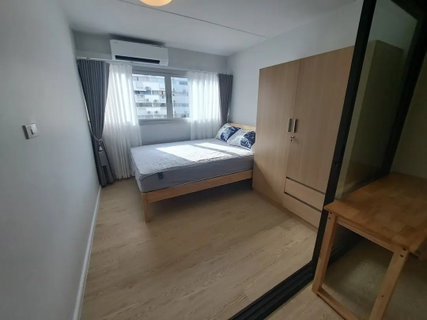 รูปภาพ 13th Floor NEW room, never stayed in, 1 bd/1bath/1 living room separate kitchen. Field view.