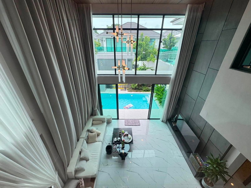 ขายบ้านเดี่ยว : บ้านหรูสไตล์พูลวิลล่าในโครงการราคาถูกสุดในตลาด บ้านพร้อมเฟอร์สุดหรู 5ห้องนอน 6ห้องน้ำในโครงการจัดสรรระดับพรีเมี่ยม ห้วยใหญ่ พัทยา