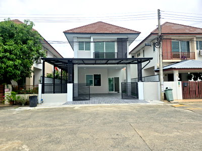 ขายบ้านแฝด : บ้านแฝด ตกแต่งรีโนเวทใหม่ กว้างขวาง ทำเลดี ถนนเมน หมู่บ้าน บุณฑริก นิวสไตล์ ถนนไสวประชาราษฎร์ ลาดสวาย ลำลูกกา ปทุมธานี 