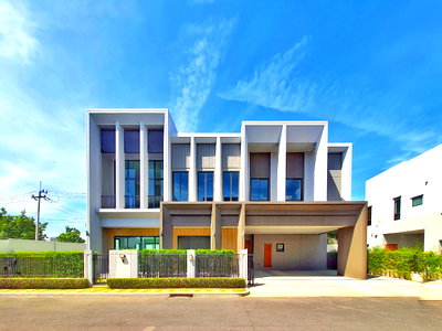บ้านเดี่ยว แม็คโคร บางบัวทอง :  ขายบ้านเดี่ยวแปลงริม  บางกอกบูเลอวาร์ด ซิกเนเจอร์ เวสต์เกต 115.1 ตรว. 4 นอน 5น้ำ   แปลงใหญ่พื้นที่ใช้ 439 ตรม. เจ้าของไม่เคยอยู่   บนถนน กาญจนาภิเษก