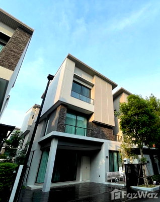 Townhouses for sale Bangkok : 4 Bedroom Townhouse for sale at Baan Klang Muang Classe Ekkamai-Ramintra  1428974