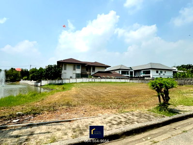 Land for sale : Corner plot of land for sale in Zone A, Windmill Village, 303 sq.wa., lakeside location.