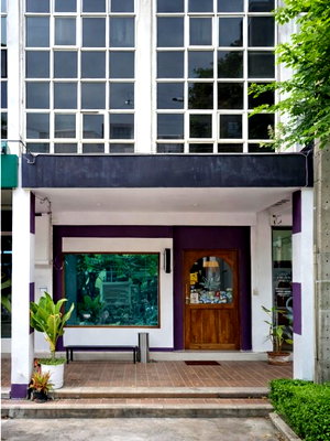 Shophouses for rent Bangkok : 			BTS Ekkamai 1.86km KhlongTan Train 650m Commercial building 2Storeys Thonglor Phetchaburi Rd. 2 bed          