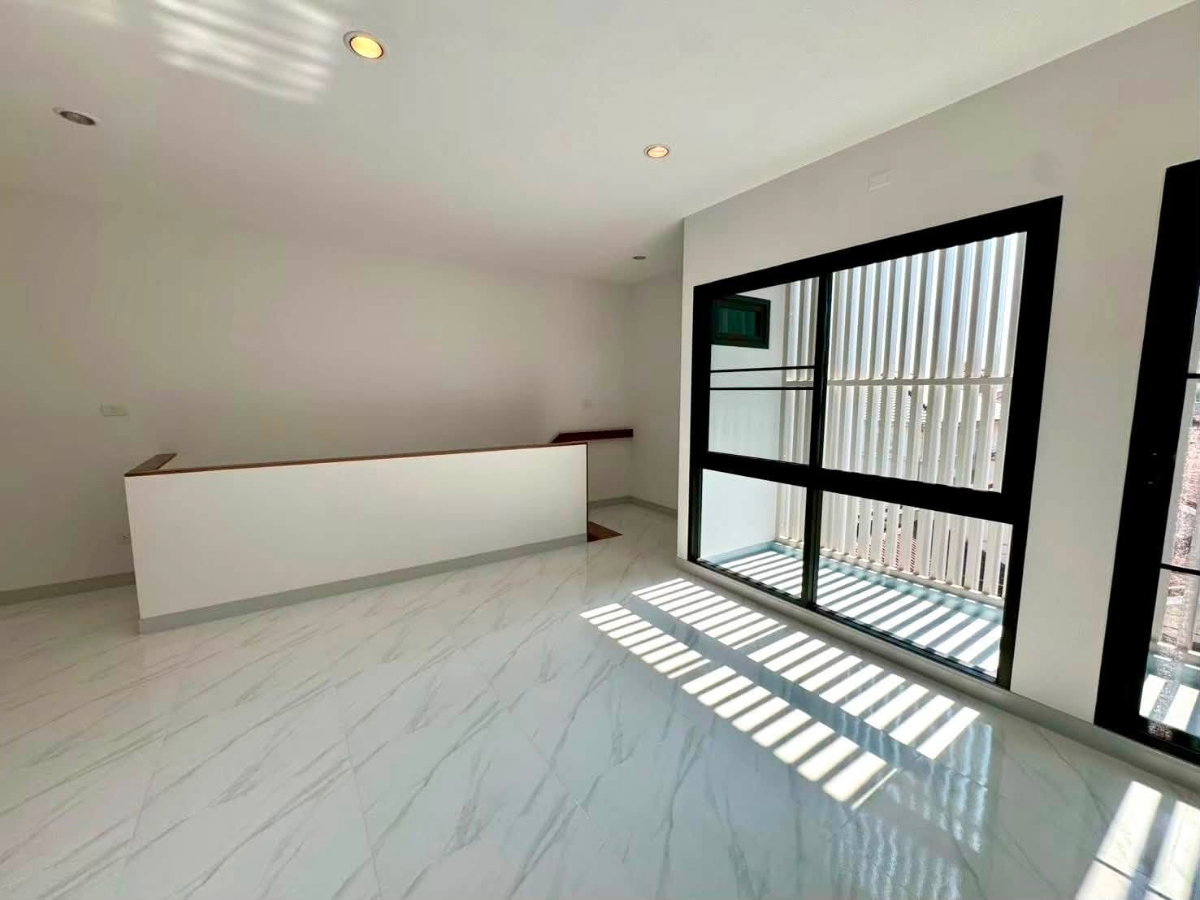 รูป 🏢 ให้เช่าโฮมออฟฟิศ 3 ชั้น สไตล์ Modern Luxury | ทำเลเลียบด่วน–รามอินทรา - รูปที่ 5/13