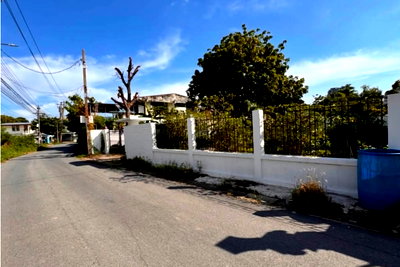 Land for sale Sukhumvit Road : Land for Sale on Pridi 14, Prakanong, 166 Sqw. Close to BTS Prakanong