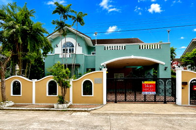 Houses for rent Bangkok : Two-story detached house for rent in a prime location, just 350 meters from Srinakarin Road, opposite Paradise Park.