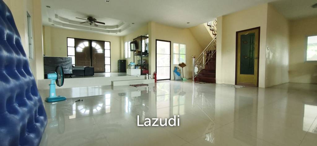 รูป ขายบ้านสองชั้นหลังใหญ่ในสัตหีบ โอกาสดีสำหรับการปรับปรุง - รูปที่ 2/27