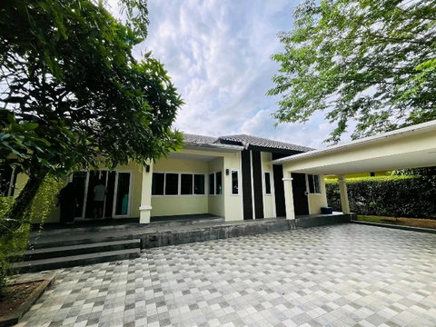 พูลวิลล่าบ้านสวนให้เช่าใน Wang Tan Village, San Phak Wan, Hang Dong, Chiang Mai

