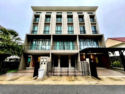 Townhouses for sale Kasetsart University : Premium 4-Storey Townhome for Sale | Patio Ratchayothin | Discover a spacious and stylish 4-storey townhome