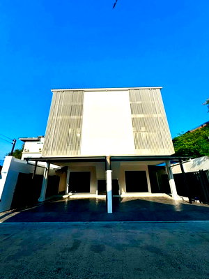 เช่าโฮมออฟฟิศ เขตวังทองหลาง : 🏢 ให้เช่าโฮมออฟฟิศ 3 ชั้น สไตล์ Modern Luxury | ทำเลเลียบด่วน–รามอินทรา