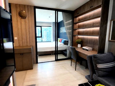 Condos for rent : Life Asoke, North-facing 20th floor, 1 Bedroom Plus, with expressway view. Conveniently located near MRT Phetchaburi and ARL Makkasan.