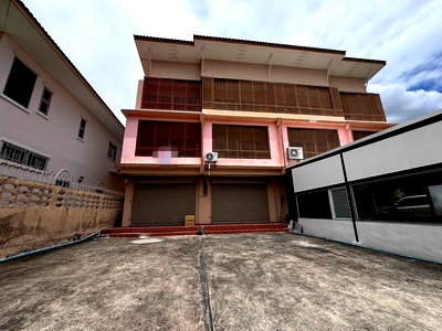 Townhouses for rent Samut Prakarn : 			HU7680 Town House For Rent   Srinakarin Samut Prakan          