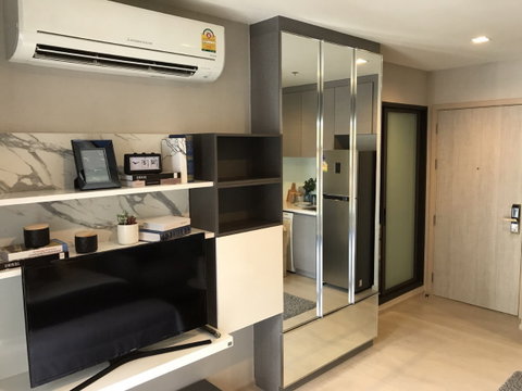  Condo for rent at Rhythm Sukhumvit 36-38, near BTS Thong Lo. Fully furnished, high floor, ready to move in. ✅ Feel free to contact via Line.