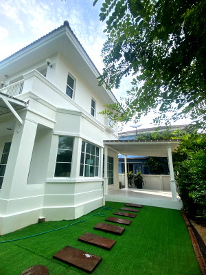 บ้านเดี่ยวให้เช่า : ให้เช่าบ้านเดี่ยวรีโนเวทใหม่ทั้งหลัง สวยหรู ติดถนนเมน สวนข้างบ้านร่มรื่น หันหน้าทางทิศใต้รับลมเย็นสบายทั้งปี ทำเลทองใกล้สนามบิน สถานศึกษา รพ. นิคมฯ