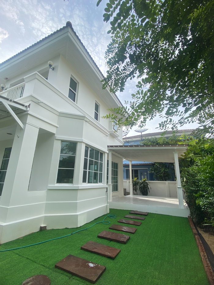รูป ให้เช่าบ้านเดี่ยวรีโนเวทใหม่ทั้งหลัง สวยหรู ติดถนนเมน สวนข้างบ้านร่มรื่น หันหน้าทางทิศใต้รับลมเย็นสบายทั้งปี ทำเลทองใกล้สนามบิน สถานศึกษา รพ. นิคมฯ - รูปที่ 1/22