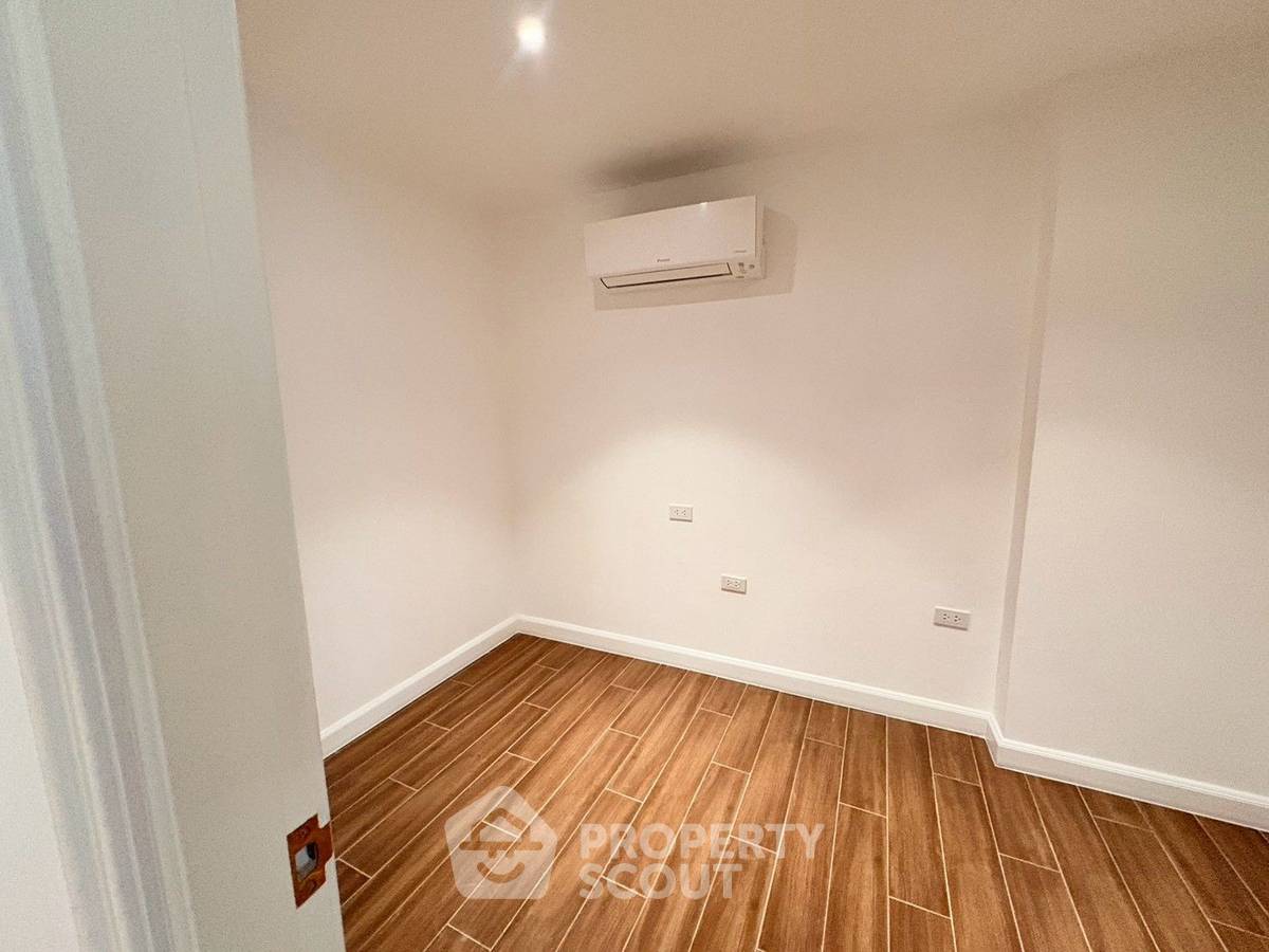 picture 36th-Floor 2-BR At Asoke Place, 300m To MRT Sukhumvit (ID 3085744) - 16/16