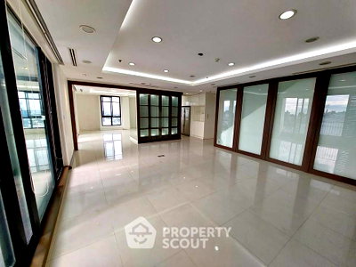 Condos for sale : 30th-Floor 3-BR 250 Sqm Condo For Sale At Icon 3 Condominium (ID 2988266)