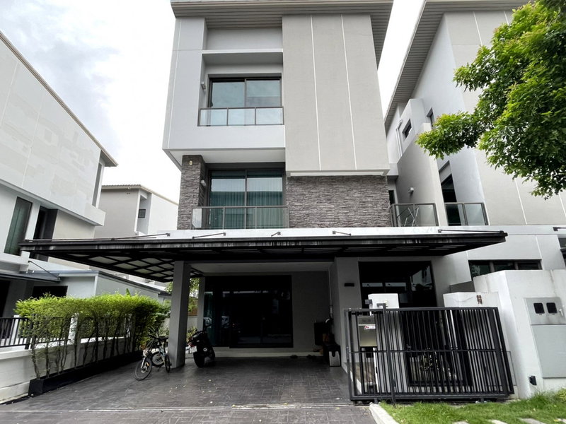 ขายบ้านแฝด : ขาย บ้านแฝด 3 ชั้น หมู่บ้านกลางเมือง คลาสเซ่ เอกมัย-รามอินทรา 40.1 ตารางวา แต่งหรูพร้อมอยู่ !!