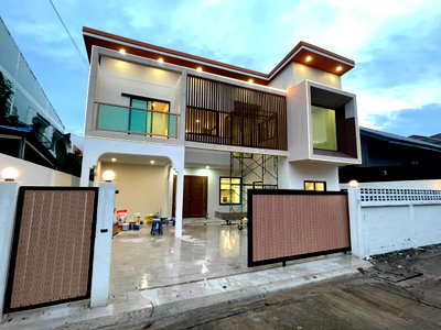 Houses for sale Bangkok Arts&Crafts College : #HHR104 Two-story detached house for sale in Soi Ladprao 87📍Near MRT Ladprao 83