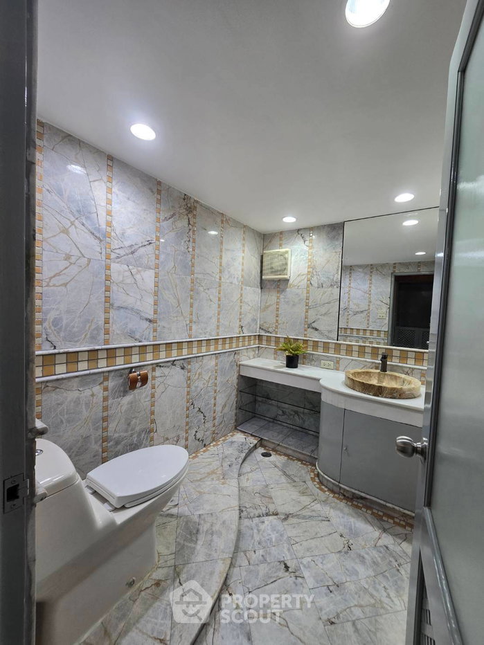 รูป คอนโด 2 ห้องนอน 245 ตร.ม. ขายที่ Sithakarn Condominium ใกล้ BTS เพลินจิต (ID 2384692) - รูปที่ 11/15
