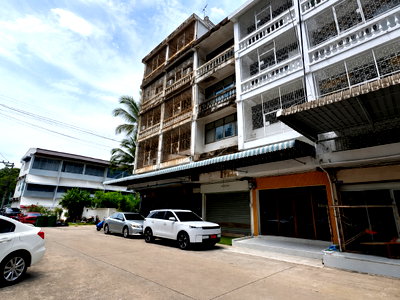 Shophouses for rent Bangna Commercial College : Commercial Building for Rent near BTS Phra Khanong Ideal for Office, Storage Online Business 