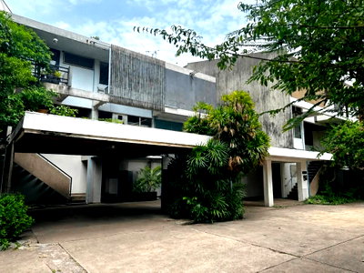 Office for rent วิทยาลัยพยาบาลเซนต์หลุยส์ : Private garden view duplex office for rent in the heart of Ari, 55,000 THB/month, 2 floors.