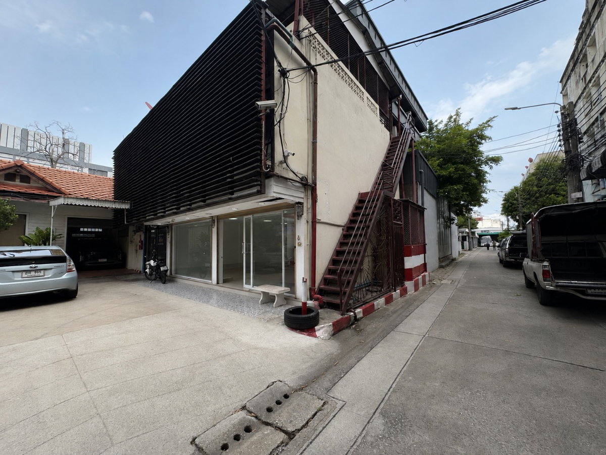 picture For rent as is. Commercial building on Sutthisan Road with private parking!! - 3/19