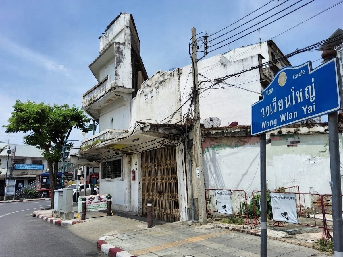 รูป ขายตึก 3 ชั้นหัวมุม วงเวียนใหญ่-ประชาธิปก สไตล์คลาสสิก ทำเลทองระดับตำนานที่หาไม่ได้อีกแล้ว อยู่ใกล้สถานีรถไฟฟ้า BTS วงเวียนใหญ่ - รูปที่ 2/6