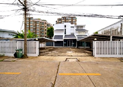 เช่าสำนักงาน MRT รัชดา : ให้เช่าอาคารสำนักงาน 3 ชั้น  ทำเล ลาดพร้าว / ซอยลาดพร้าว 8 / อาคารมีแอร์ / ตกแต่งเป็น Office / จอดรถมากกว่า 10 คัน / จดบริษัทได้