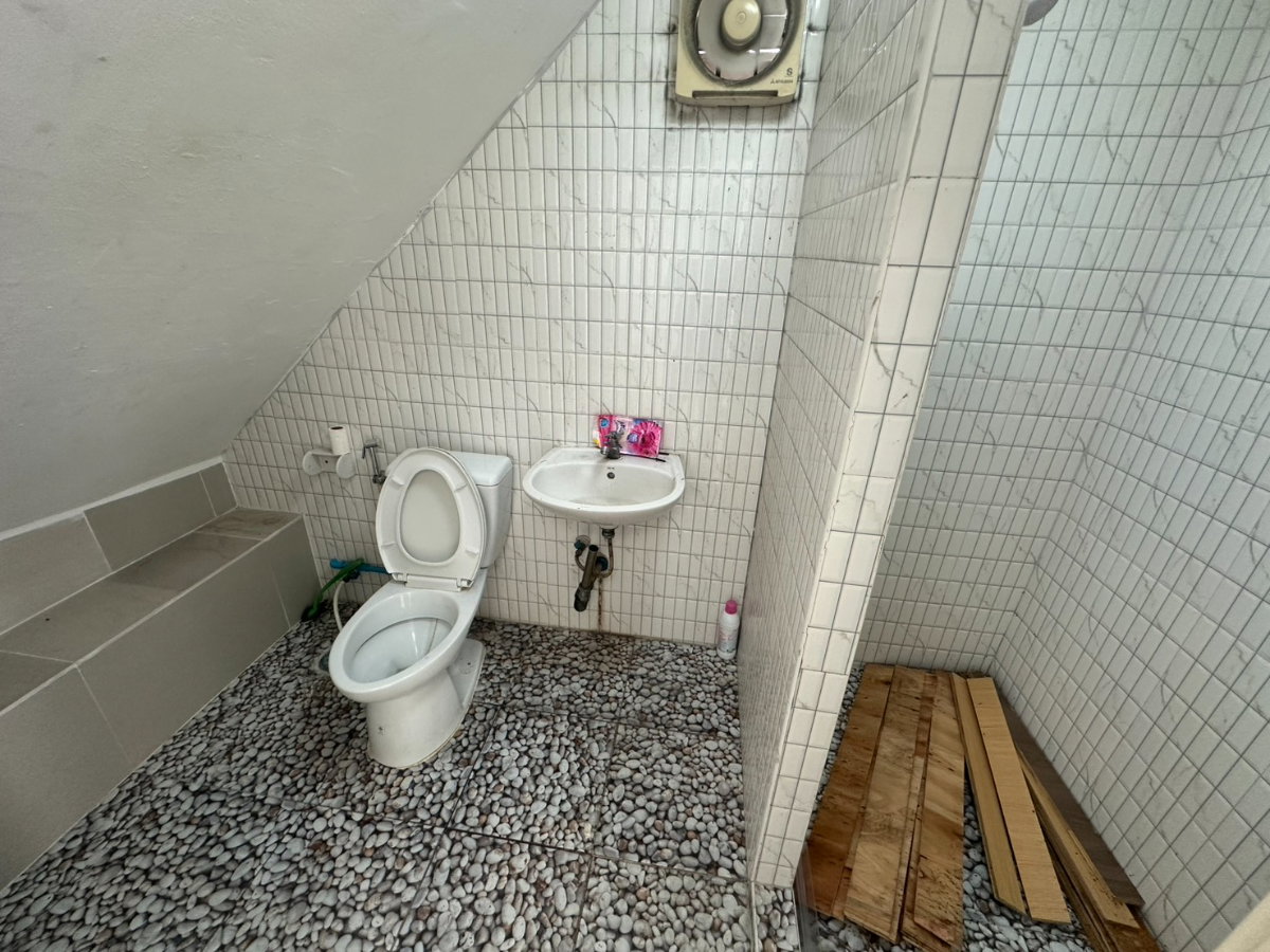 picture For rent as is. Commercial building on Sutthisan Road with private parking!! - 11/19