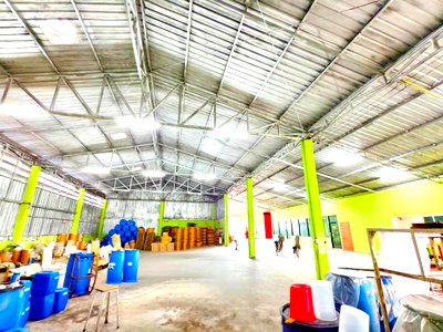 Factory for rent Khlong 4 Road : 			50b-per-sqm. 800sq.m. warehouse-factory for rent at 39,998-54,999 THB/month. Located on the Lam Luk          