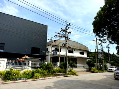 โรงงาน ม.ราชภัฏธนบุรี สมุทรปราการ : ขายที่ดิน พร้อมอาคารสิ่งปลูกสร้าง 4 ไร่ 2 งาน 56 ตารางวา