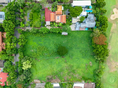 ขายที่ดิน หมู่บ้านนวธานี ด้านหน้าติดถนนเมน ด้านหลังติดสนามกอล์ฟ