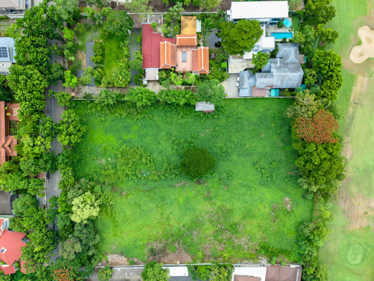 รูป ขายที่ดิน หมู่บ้านนวธานี ด้านหน้าติดถนนเมน ด้านหลังติดสนามกอล์ฟ - รูปที่ 1/10