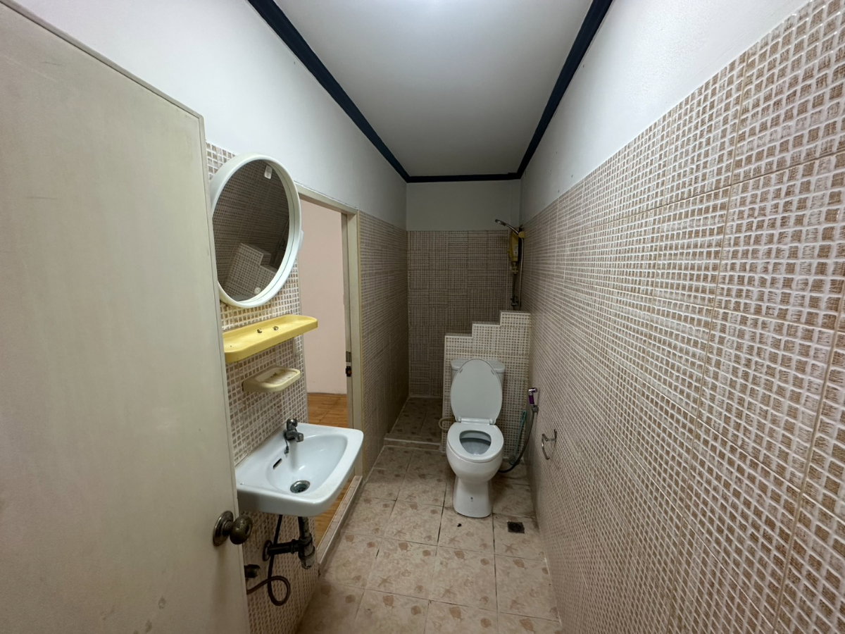 picture For rent as is. Commercial building on Sutthisan Road with private parking!! - 18/19