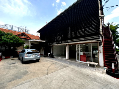 Shophouses for rent Thailand Cultural Centre  : For rent as is. Commercial building on Sutthisan Road with private parking!!