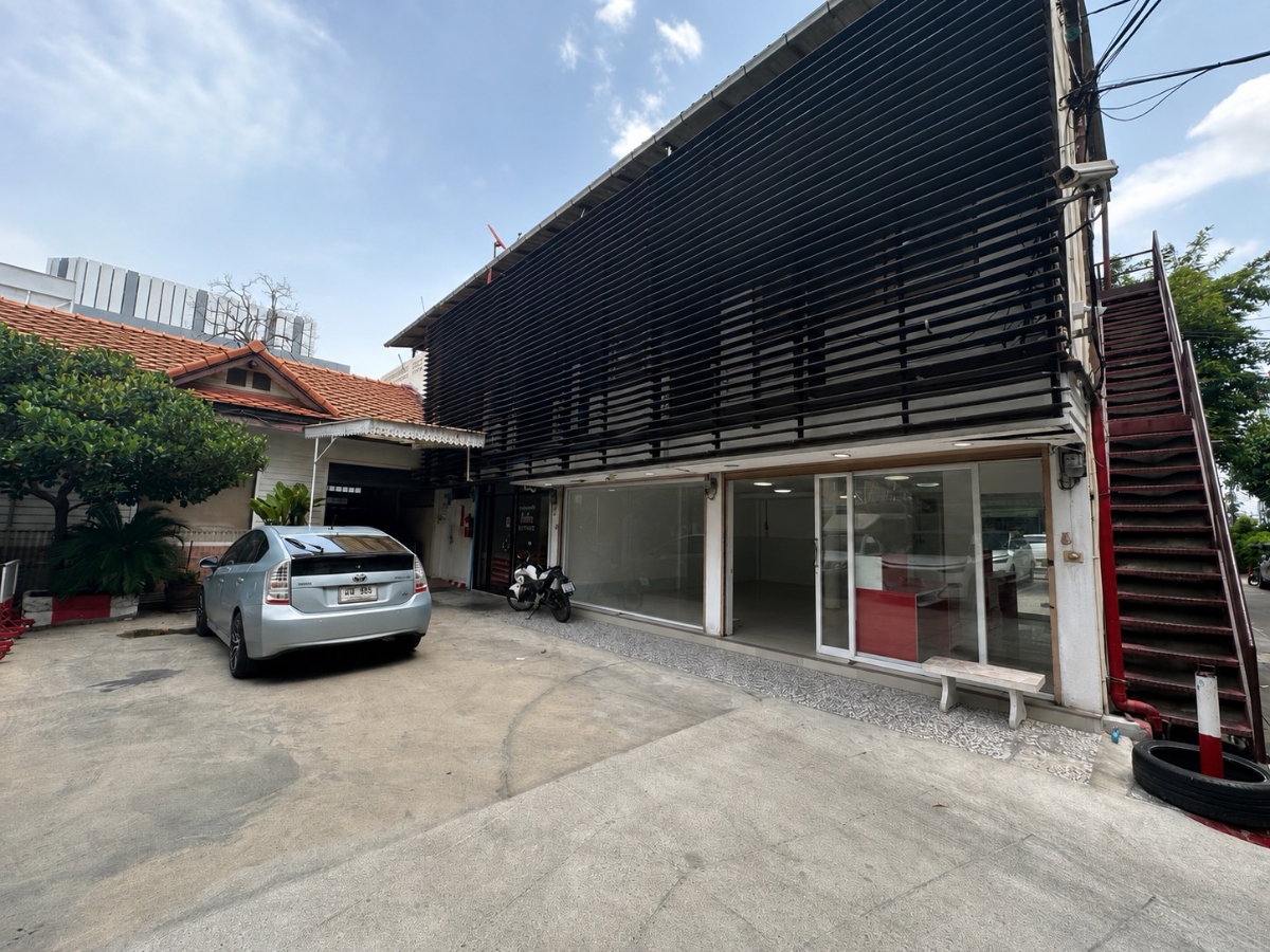 picture For rent as is. Commercial building on Sutthisan Road with private parking!! - 1/19