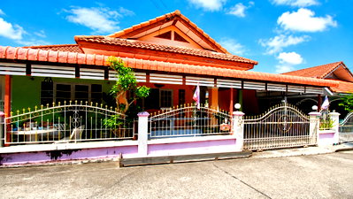 Houses for sale Rayong : Price Reduced to 1.99 Million Baht! Detached House on 61 sq.wah in Rachanuch 14 Village, located on Sukhumvit Road, near Robinson Ban Chang, Rayong.