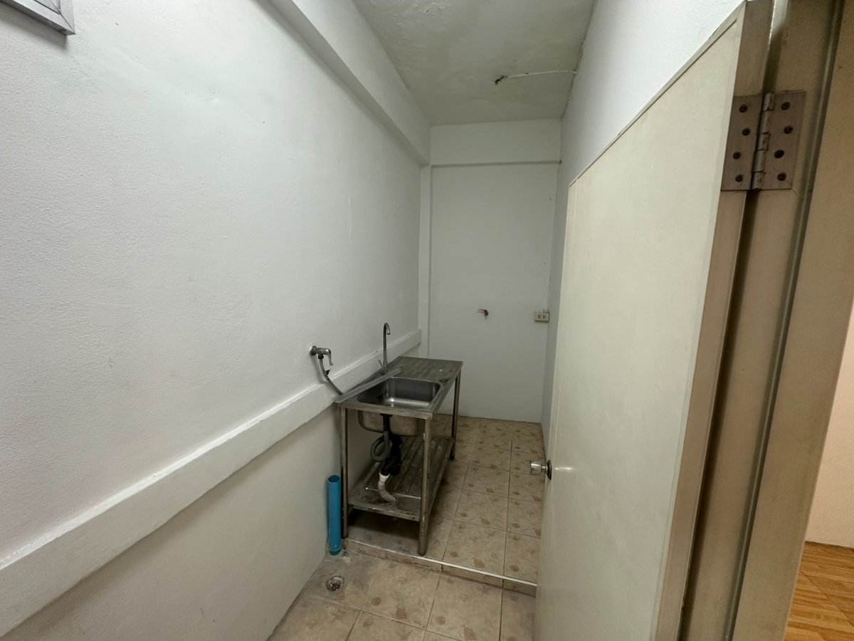 picture For rent as is. Commercial building on Sutthisan Road with private parking!! - 17/19
