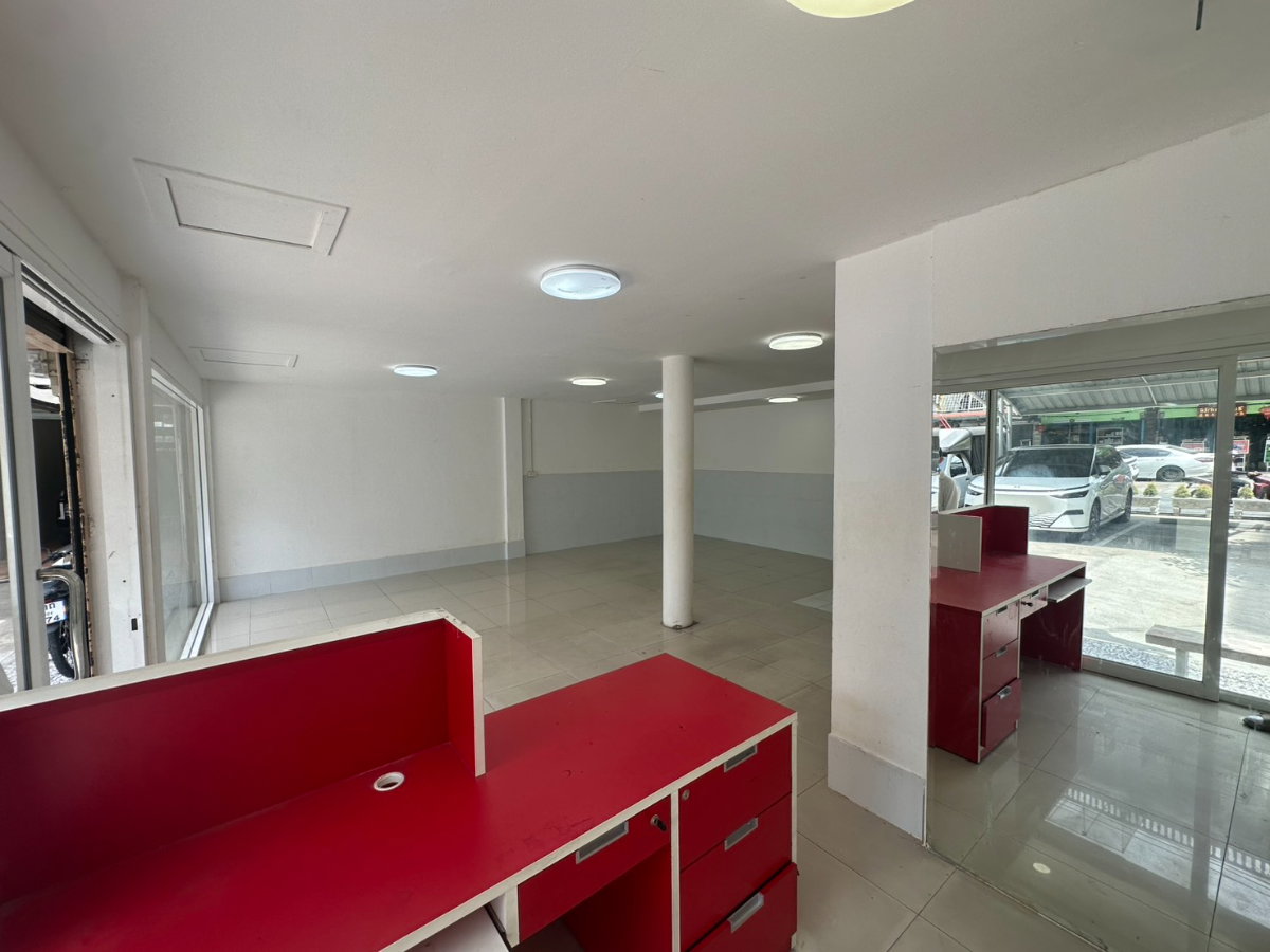 picture For rent as is. Commercial building on Sutthisan Road with private parking!! - 8/19
