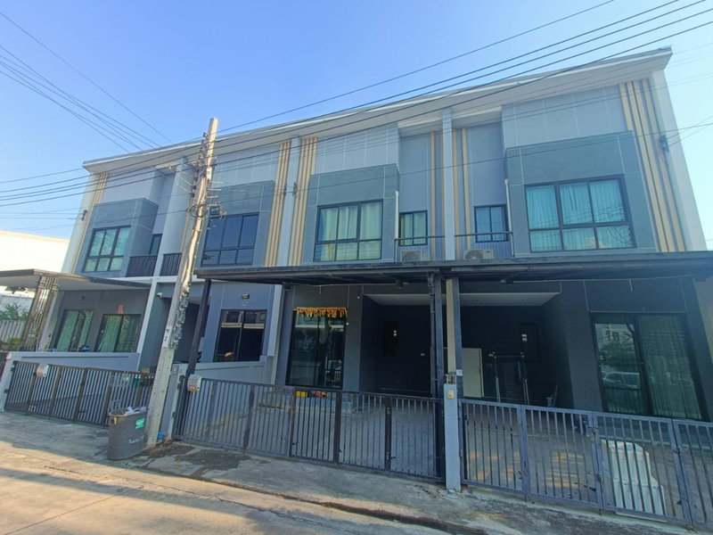 Townhouses for sale : Townhouse for sale: The Thamm 1 On Nut-Motorway. 2-story unit (3 Brs / 2 bathrooms), size 17.9 sq. wah.  Price: 2.1 million Baht. Line ID: minniemah