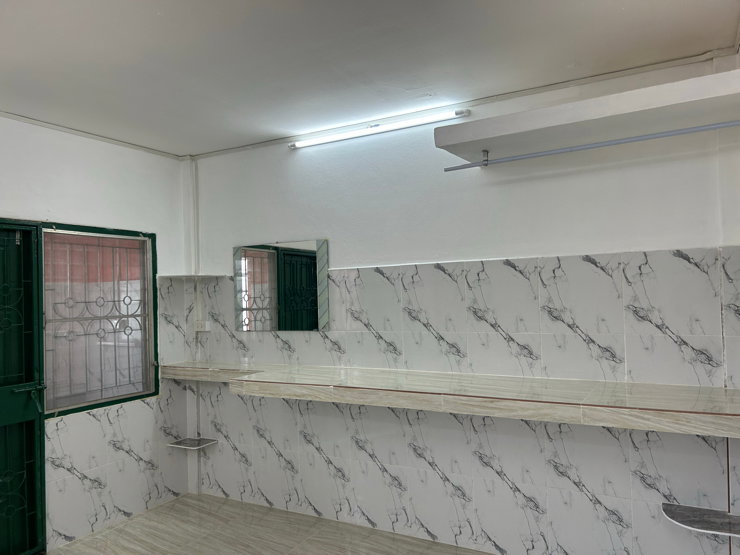 picture 2  shower room closed to the main Raninthra rd.  - 18/33