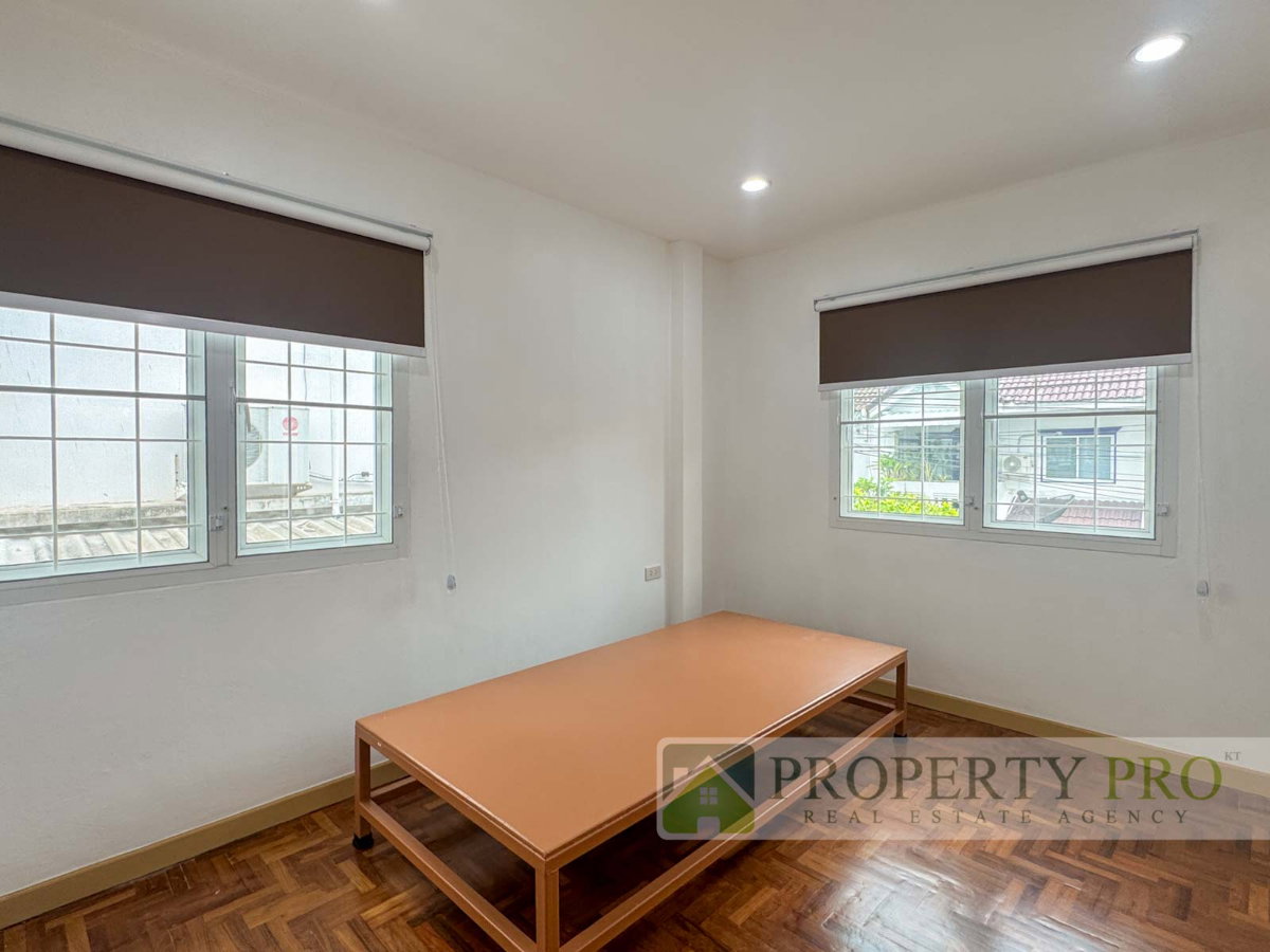 รูป ให้เช่า บ้าน ฟ้าหลวงวิลเลจ ทาวน์โฮม 2 ชั้น แบบ 4 นอน 2 น้ำ 40 ตรว 168 ตรม รีโนเวทใหม่ ใกล้ MRT ศรีรัช แจ้งวัฒนะ เลี่ยงเมืองปากเกร็ด : KT26R-027 - รูปที่ 9/18