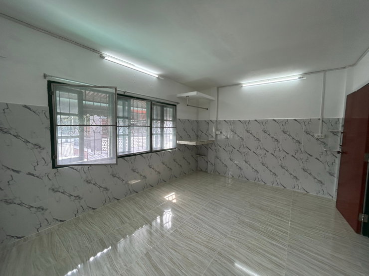 picture 2  shower room closed to the main Raninthra rd.  - 8/33