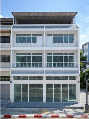 รูป showrooms ตึกแถว 2 คูหา  ห้องหัวมุม ขนาด 56.5 ตร.ว. 900 ตร.ม.  ใกล้ MRT ศรีอุดม 400 ม. clinics - รูปที่ 2/5