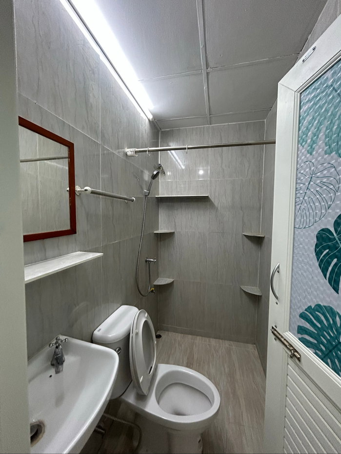 picture 2  shower room closed to the main Raninthra rd.  - 24/33